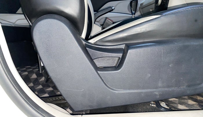 2021 Mahindra XUV300 W6 1.5 DIESEL AMT, Diesel, Automatic, 94,572 km, Driver Side Adjustment Panel