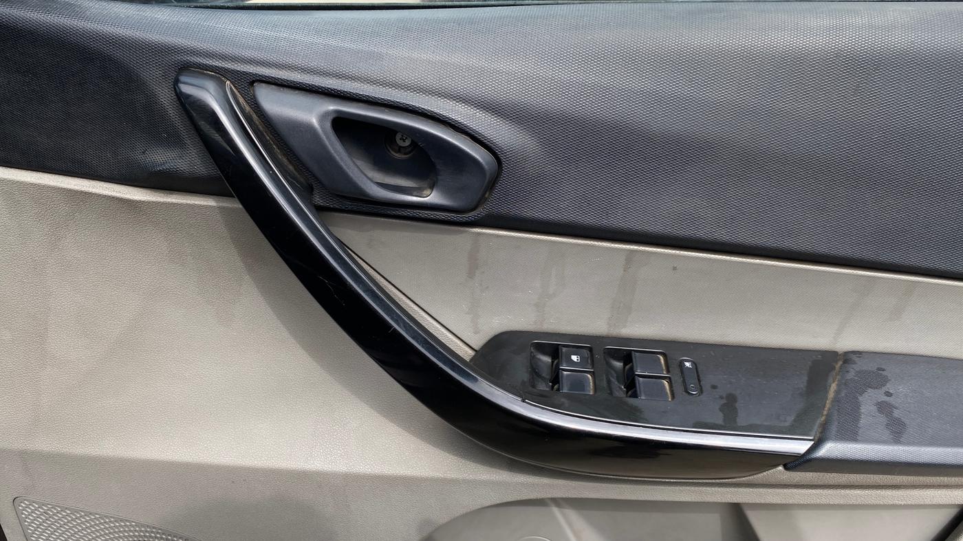 2017 Tata Tiago XT PETROL, Petrol, Manual, 99,653 km, Driver Side Door Panels Control