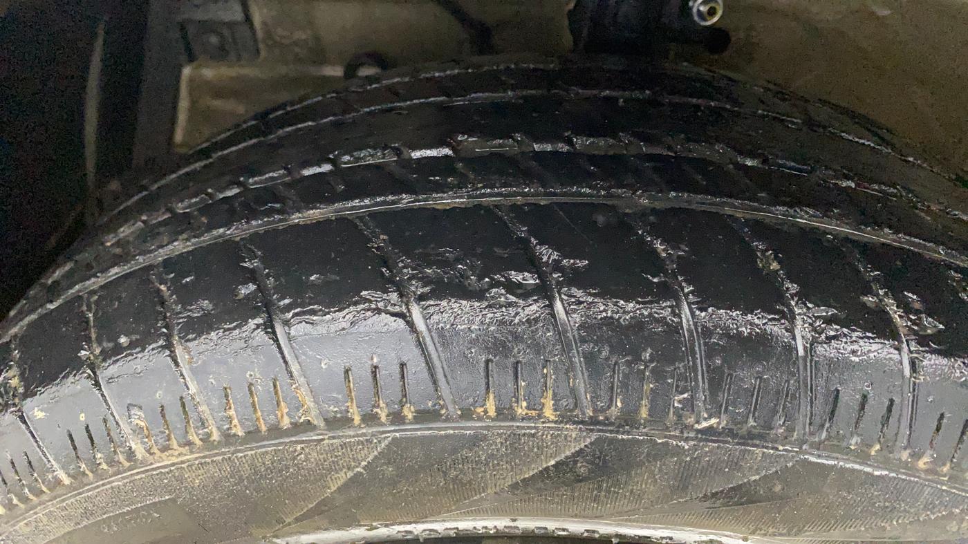 2016 Maruti Ertiga VXI, CNG, Manual, 48,689 km, Left Front Tyre Tread