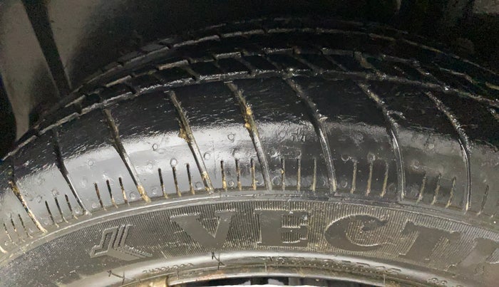 2016 Maruti Ertiga VXI, CNG, Manual, 48,689 km, Left Rear Tyre Tread