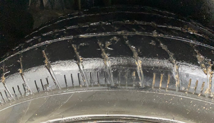 2016 Maruti Ertiga VXI, CNG, Manual, 48,689 km, Right Rear Tyre Tread