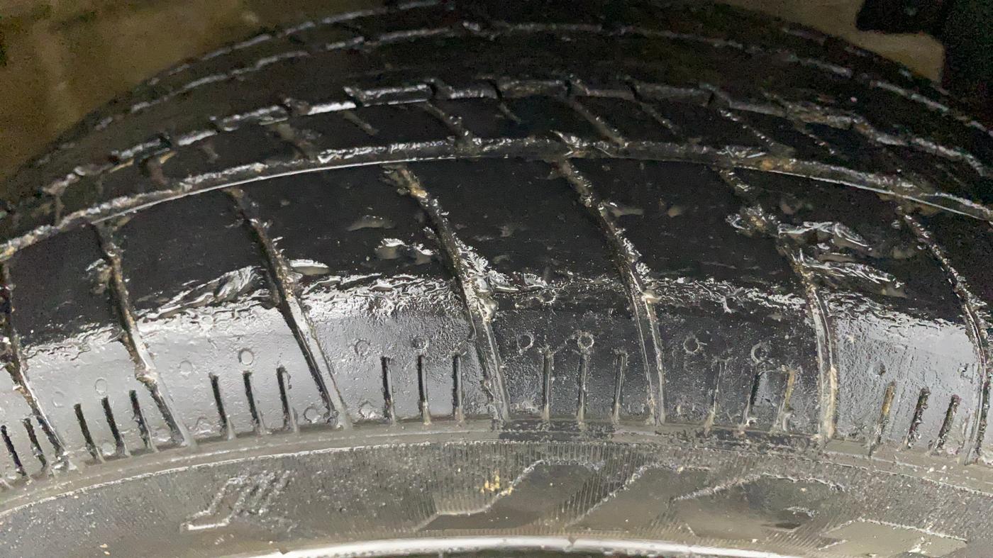 2016 Maruti Ertiga VXI, CNG, Manual, 48,689 km, Right Front Tyre Tread