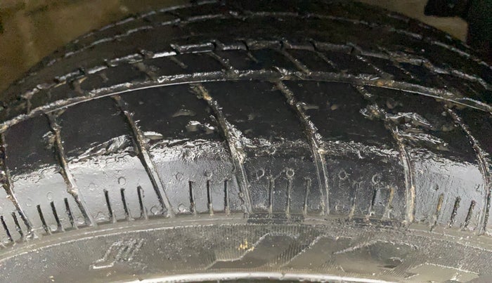2016 Maruti Ertiga VXI, CNG, Manual, 48,689 km, Right Front Tyre Tread