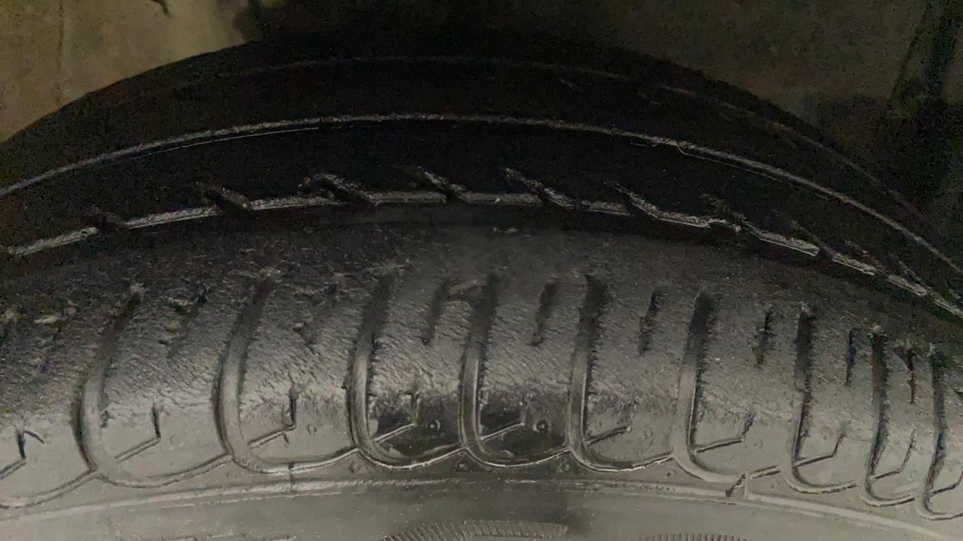 2011 Toyota Etios Liva G, Petrol, Manual, 67,906 km, Right Front Tyre Tread