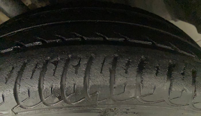 2011 Toyota Etios Liva G, Petrol, Manual, 67,906 km, Left Rear Tyre Tread