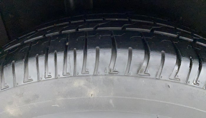2016 Ford Ecosport TITANIUM+ 1.5L DIESEL, Diesel, Manual, 1,09,262 km, Right Rear Tyre Tread