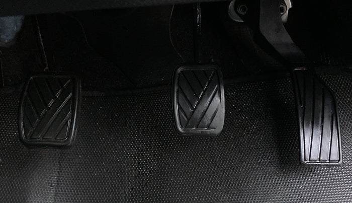 2016 Maruti Swift VXI, Petrol, Manual, 32,381 km, Pedals