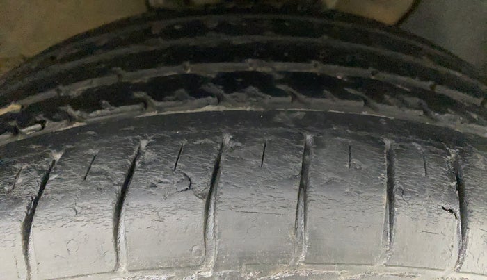 2016 Hyundai Elite i20 MAGNA 1.2, Petrol, Manual, 43,099 km, Right Front Tyre Tread