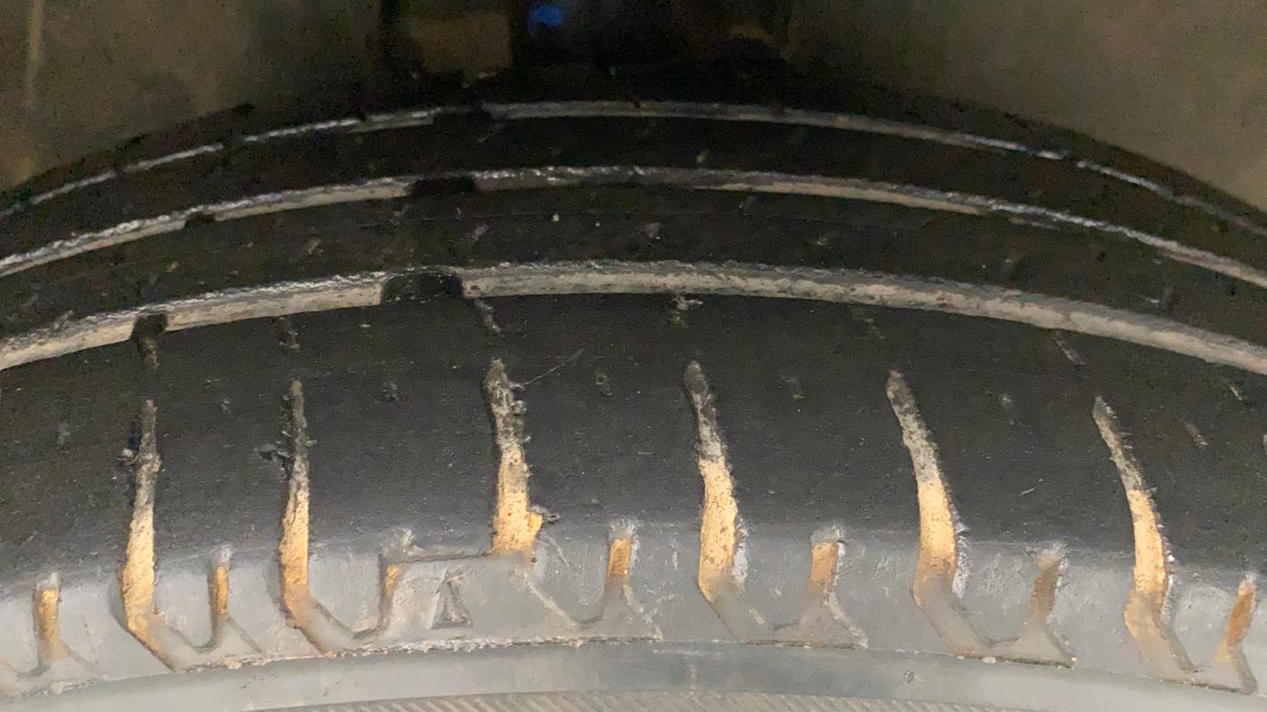 2011 Maruti Swift VXI, Petrol, Manual, 1,34,096 km, Right Front Tyre Tread
