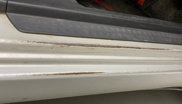 2011 Maruti Swift VXI, Petrol, Manual, 1,34,096 km, Right running board - Minor scratches
