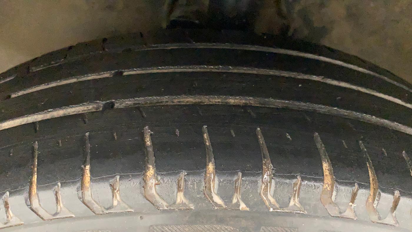 2011 Maruti Swift VXI, Petrol, Manual, 1,34,096 km, Left Front Tyre Tread
