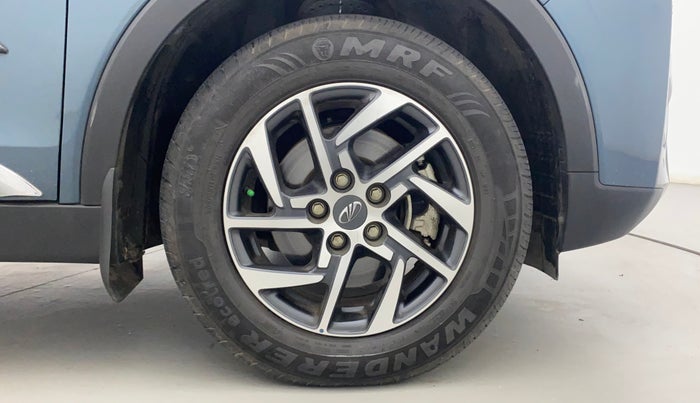 2022 Mahindra XUV300 W8 (O) 1.2 PETROL AMT, Petrol, Automatic, 20,556 km, Right Front Wheel