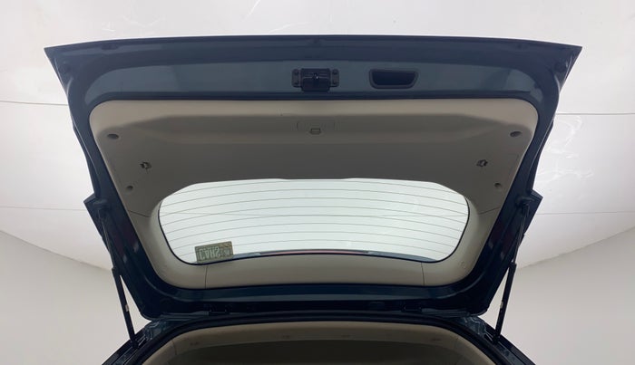 2022 Mahindra XUV300 W8 (O) 1.2 PETROL AMT, Petrol, Automatic, 20,556 km, Boot Door Open