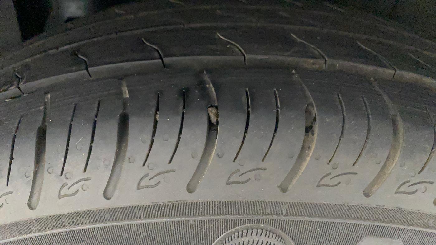 2022 Mahindra XUV300 W8 (O) 1.2 PETROL AMT, Petrol, Automatic, 20,556 km, Left Rear Tyre Tread
