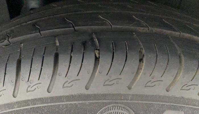 2022 Mahindra XUV300 W8 (O) 1.2 PETROL AMT, Petrol, Automatic, 20,556 km, Left Rear Tyre Tread