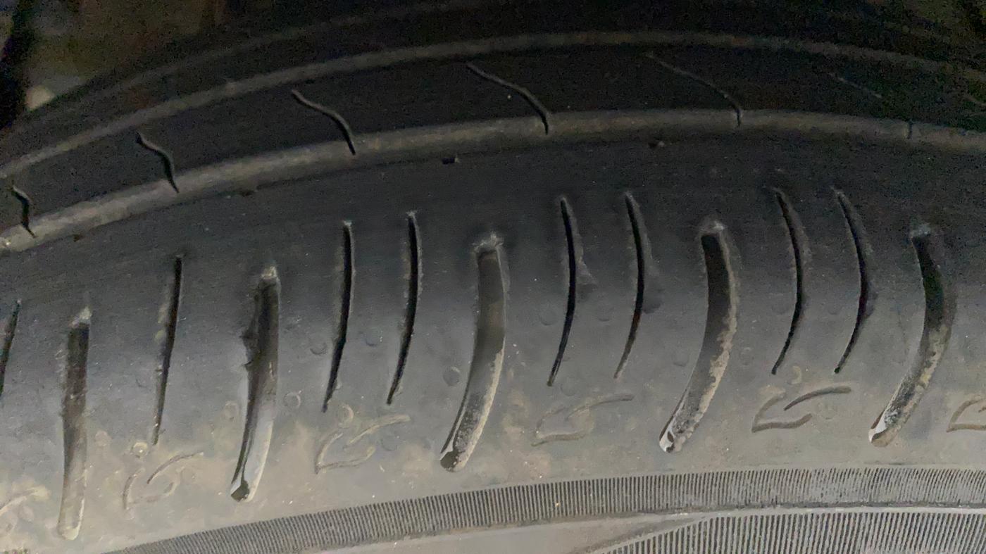 2022 Mahindra XUV300 W8 (O) 1.2 PETROL AMT, Petrol, Automatic, 20,556 km, Left Front Tyre Tread