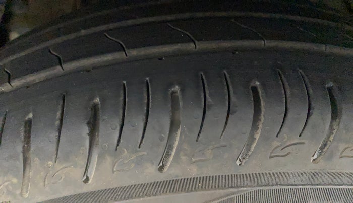 2022 Mahindra XUV300 W8 (O) 1.2 PETROL AMT, Petrol, Automatic, 20,556 km, Left Front Tyre Tread
