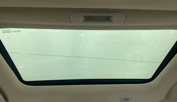 2022 Mahindra XUV300 W8 (O) 1.2 PETROL AMT, Petrol, Automatic, 20,556 km, Moonroof/ Sunroof