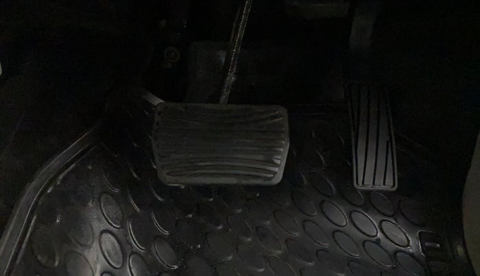 2022 Mahindra XUV300 W8 (O) 1.2 PETROL AMT, Petrol, Automatic, 20,556 km, Pedals