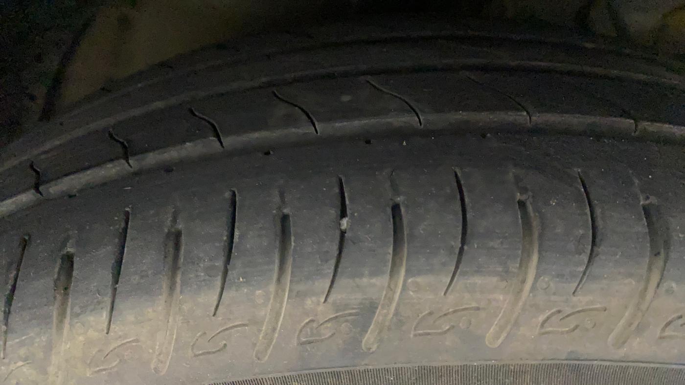 2022 Mahindra XUV300 W8 (O) 1.2 PETROL AMT, Petrol, Automatic, 20,556 km, Right Front Tyre Tread
