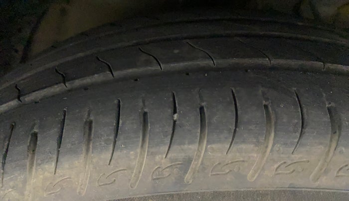 2022 Mahindra XUV300 W8 (O) 1.2 PETROL AMT, Petrol, Automatic, 20,556 km, Right Front Tyre Tread