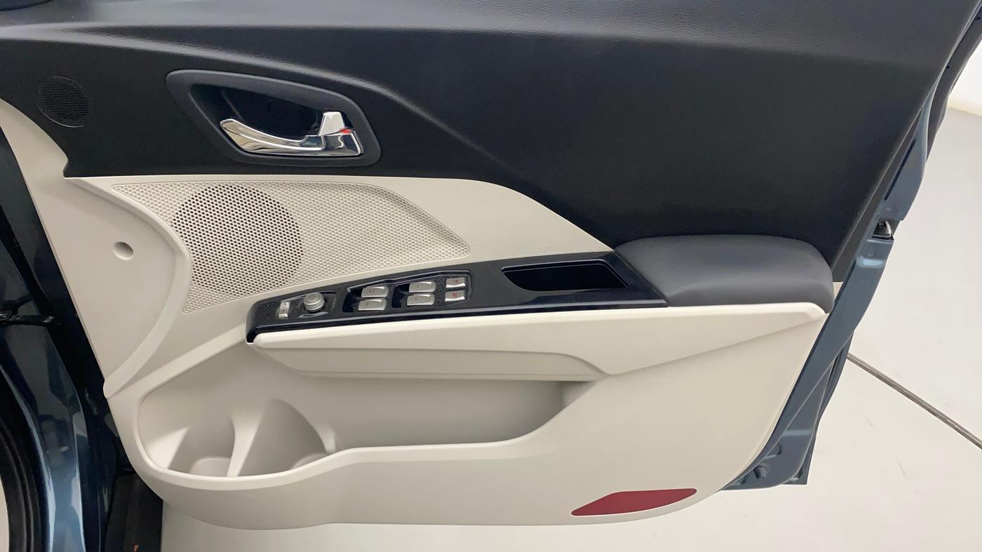 2022 Mahindra XUV300 W8 (O) 1.2 PETROL AMT, Petrol, Automatic, 20,556 km, Driver Side Door Panels Control
