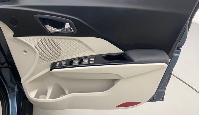 2022 Mahindra XUV300 W8 (O) 1.2 PETROL AMT, Petrol, Automatic, 20,556 km, Driver Side Door Panels Control
