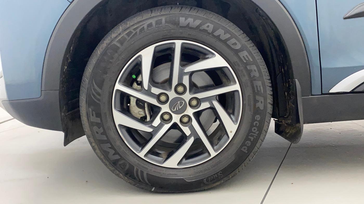 2022 Mahindra XUV300 W8 (O) 1.2 PETROL AMT, Petrol, Automatic, 20,556 km, Left Front Wheel