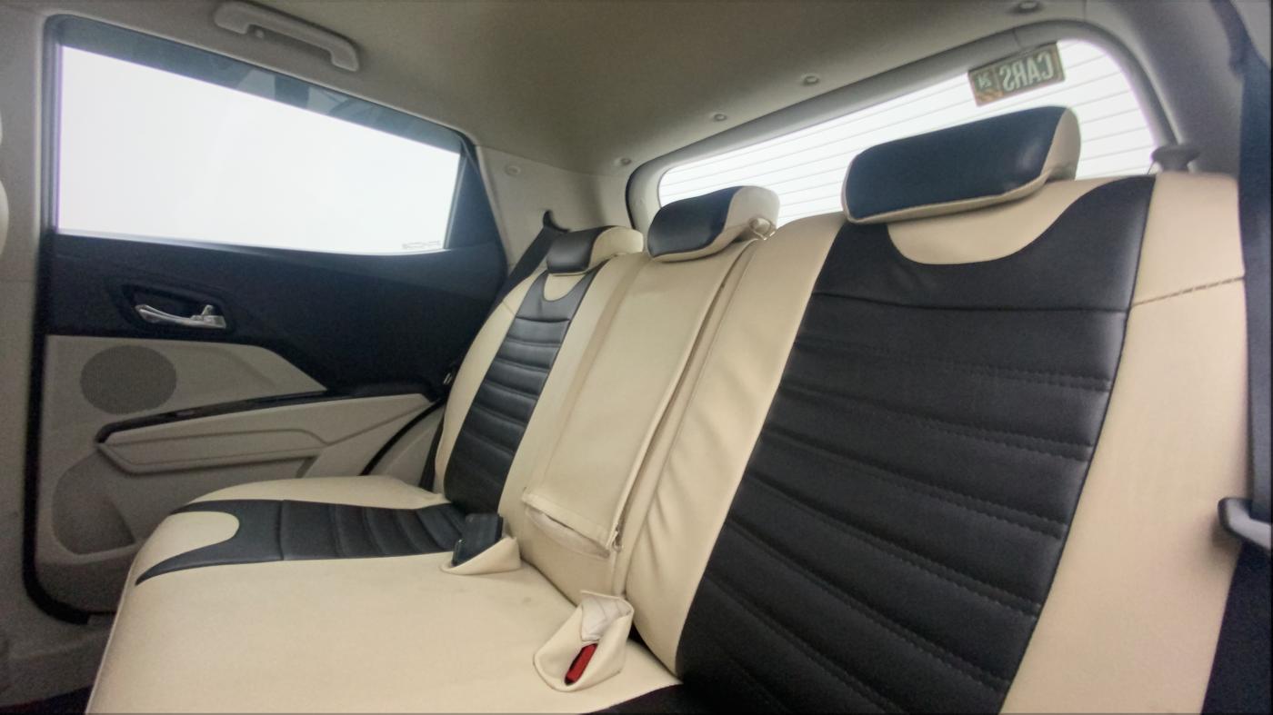 2022 Mahindra XUV300 W8 (O) 1.2 PETROL AMT, Petrol, Automatic, 20,556 km, Right Side Rear Door Cabin