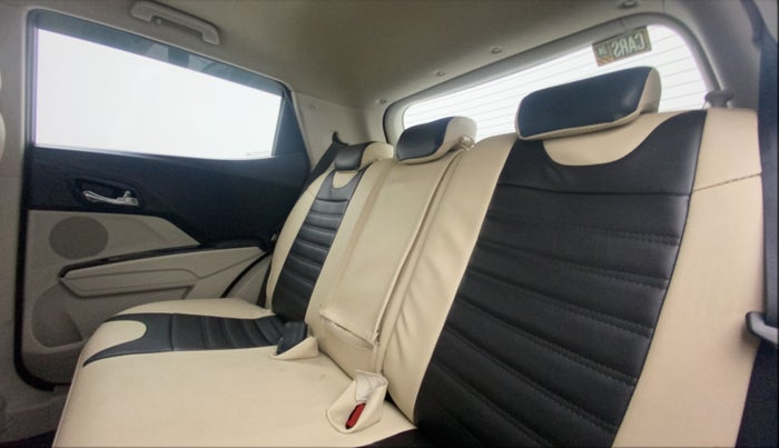 2022 Mahindra XUV300 W8 (O) 1.2 PETROL AMT, Petrol, Automatic, 20,556 km, Right Side Rear Door Cabin