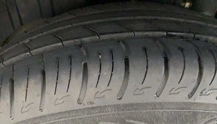 2022 Mahindra XUV300 W8 (O) 1.2 PETROL AMT, Petrol, Automatic, 20,556 km, Right Rear Tyre Tread