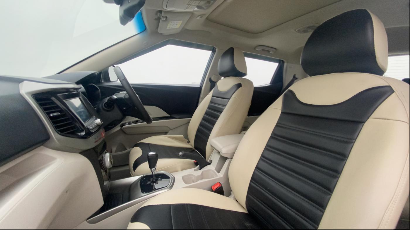 2022 Mahindra XUV300 W8 (O) 1.2 PETROL AMT, Petrol, Automatic, 20,556 km, Right Side Front Door Cabin