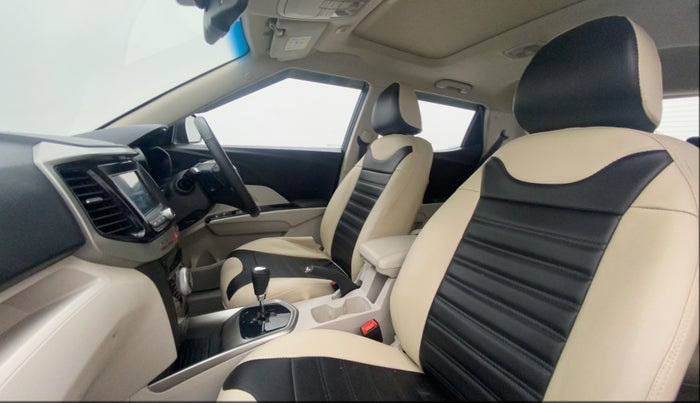 2022 Mahindra XUV300 W8 (O) 1.2 PETROL AMT, Petrol, Automatic, 20,556 km, Right Side Front Door Cabin