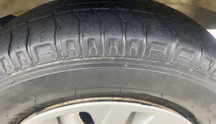 2022 Maruti Eeco 5 STR AC (O), Petrol, Manual, 30,049 km, Right Front Tyre Tread