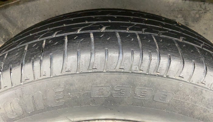 2009 Toyota Innova 2.5 V 8 STR, Diesel, Manual, 2,06,512 km, Right Rear Tyre Tread