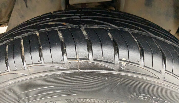 2009 Toyota Innova 2.5 V 8 STR, Diesel, Manual, 2,06,512 km, Right Front Tyre Tread