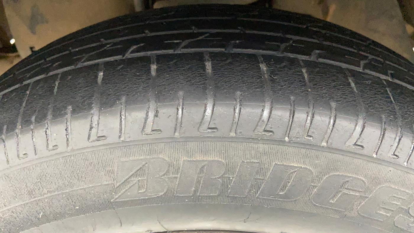 2009 Toyota Innova 2.5 V 8 STR, Diesel, Manual, 2,06,512 km, Left Front Tyre Tread