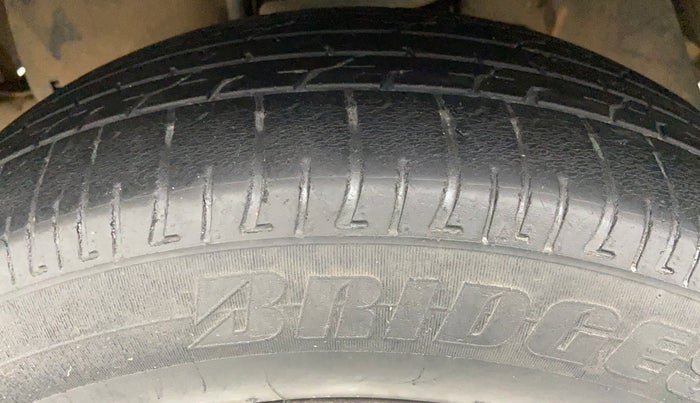 2009 Toyota Innova 2.5 V 8 STR, Diesel, Manual, 2,06,512 km, Left Front Tyre Tread