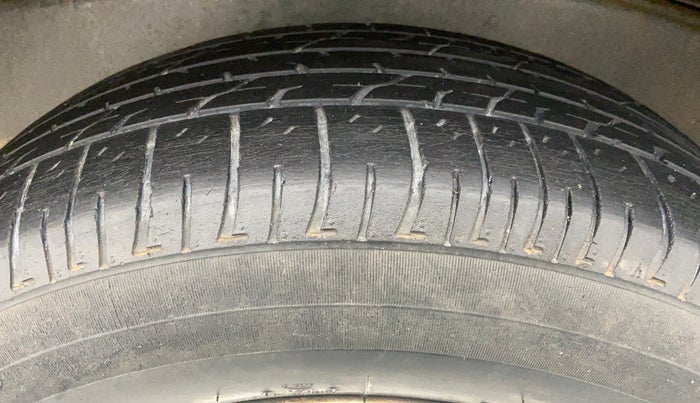 2009 Toyota Innova 2.5 V 8 STR, Diesel, Manual, 2,06,512 km, Left Rear Tyre Tread