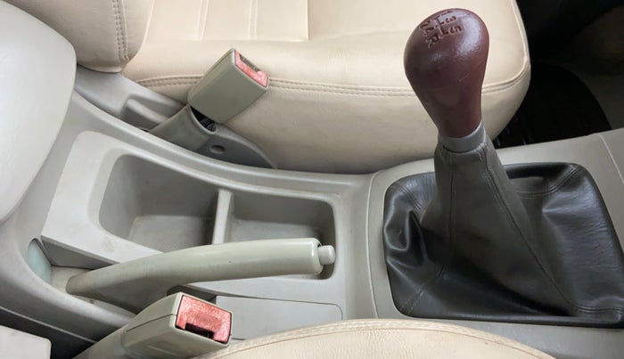 2009 Toyota Innova 2.5 V 8 STR, Diesel, Manual, 2,06,512 km, Gear Lever
