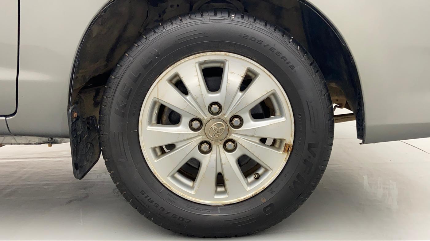 2009 Toyota Innova 2.5 V 8 STR, Diesel, Manual, 2,06,512 km, Right Front Wheel