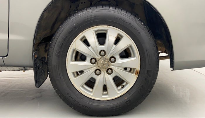 2009 Toyota Innova 2.5 V 8 STR, Diesel, Manual, 2,06,512 km, Right Front Wheel