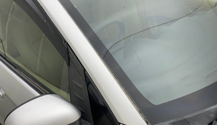 2014 Honda Amaze 1.2L I-VTEC S, Petrol, Manual, 98,954 km, Right A pillar - Paint is slightly faded