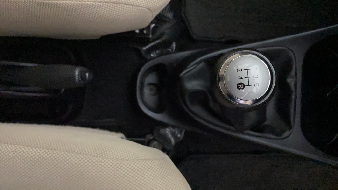2019 Toyota Etios Liva V DUAL TONE, Petrol, Manual, 35,886 km, Gear Lever