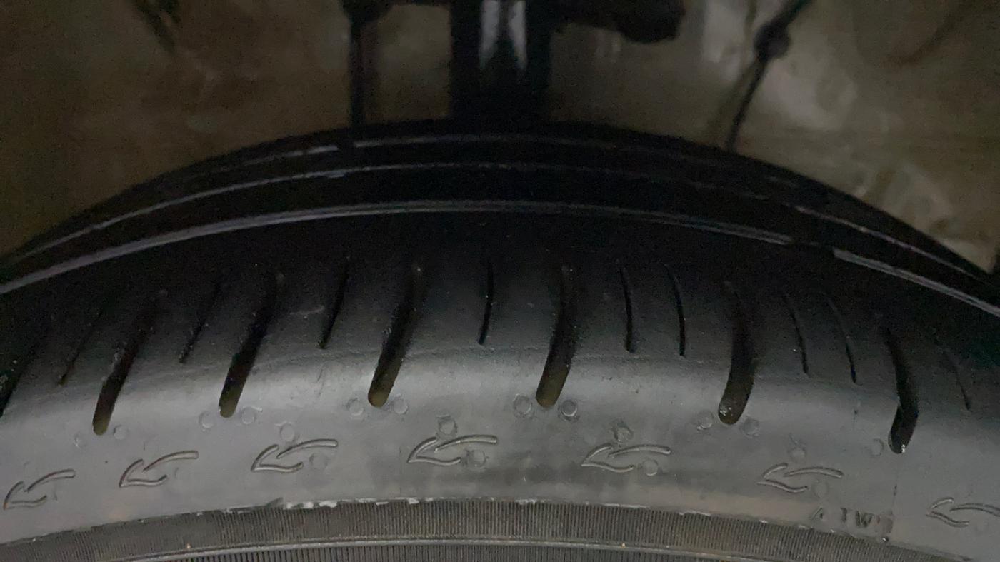 2019 Toyota Etios Liva V DUAL TONE, Petrol, Manual, 35,886 km, Right Front Tyre Tread