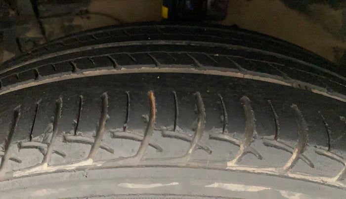 2016 Maruti Ciaz ZDI SHVS, Diesel, Manual, 60,384 km, Left Front Tyre Tread