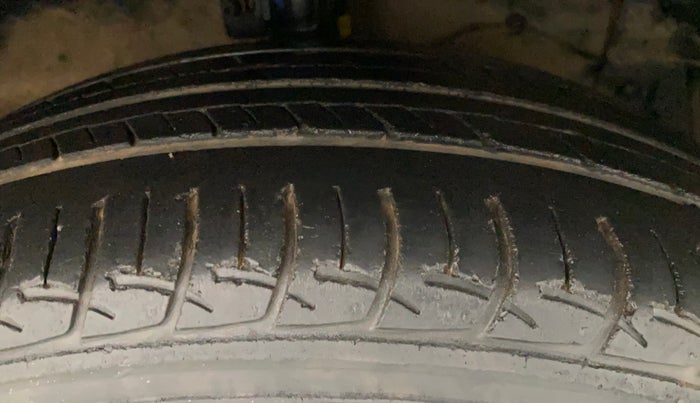 2016 Maruti Ciaz ZDI SHVS, Diesel, Manual, 60,384 km, Right Front Tyre Tread