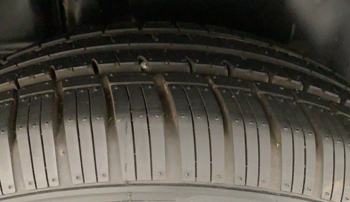 2016 Maruti Ciaz ZDI SHVS, Diesel, Manual, 60,384 km, Right Rear Tyre Tread