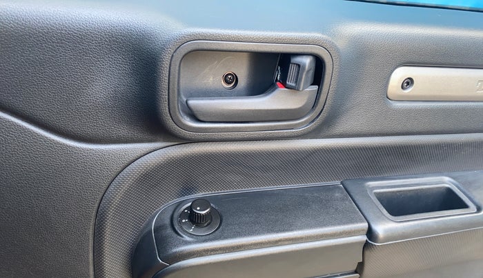 2023 Mahindra Thar LX P 2WD AT HT, Petrol, Automatic, 8,888 km, Driver Side Door Panels Control