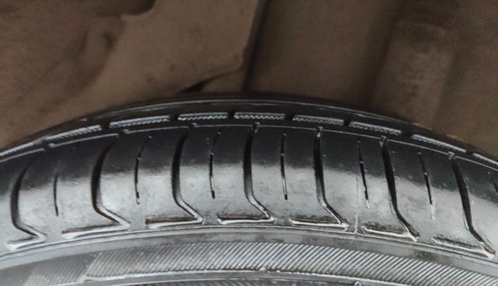 2014 Honda Brio EX MT, Petrol, Manual, 65,749 km, Left Rear Tyre Tread